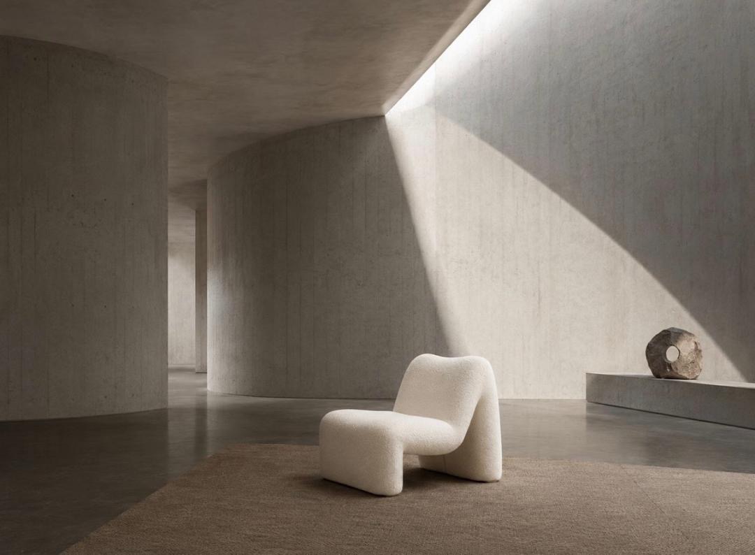 Chaise sculptée dans un espace brutaliste — pôle Designer ayyur interiors.