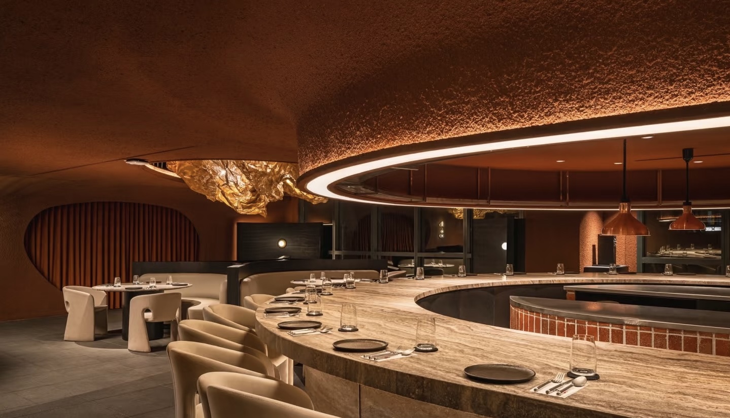 Grand bar en travertin — expression du studio ayyur interiors.