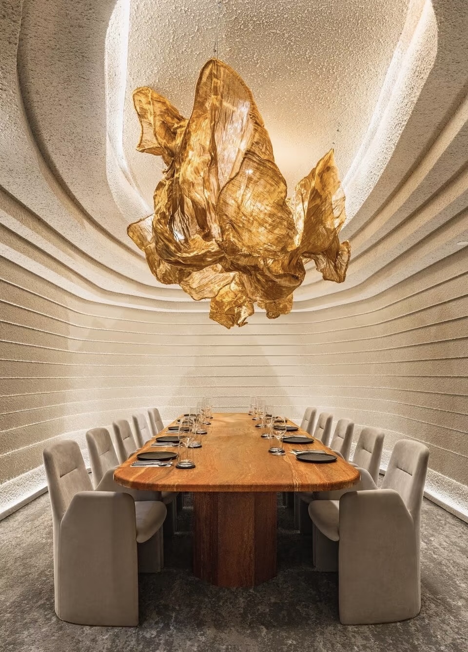 Salle de restaurant luxe dans un espace brutaliste — pôle Designer ayyur interiors.